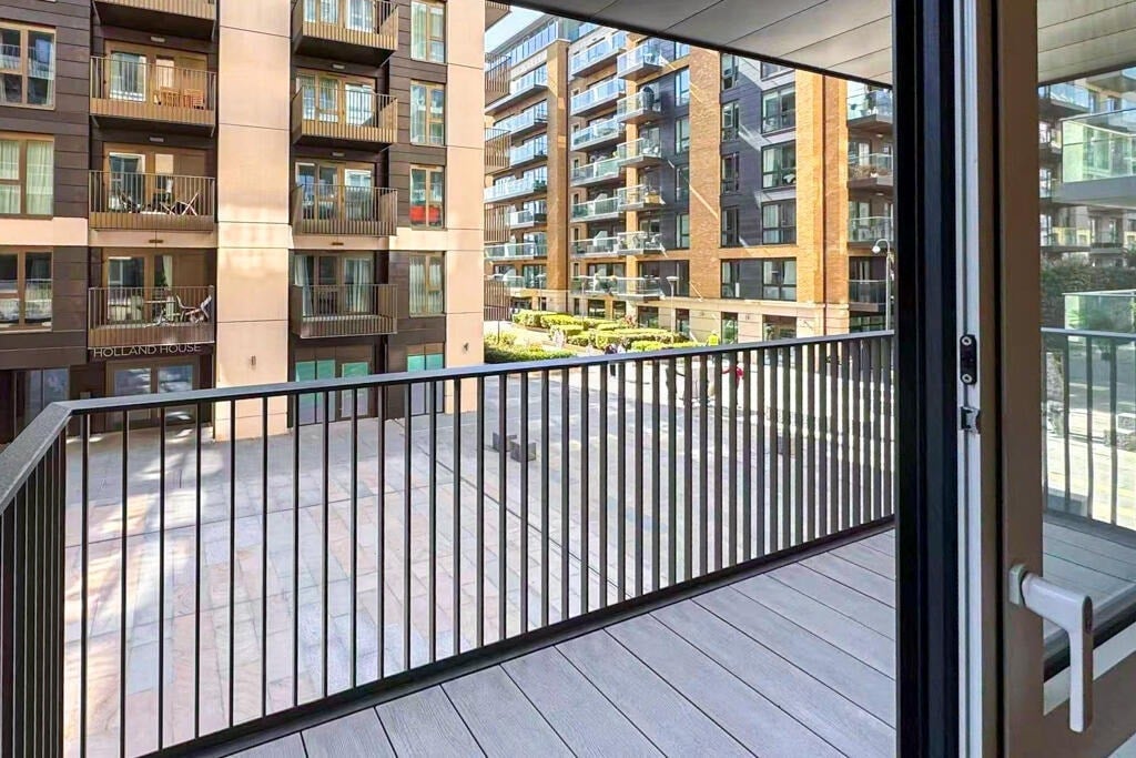Flat Parrs Close in London