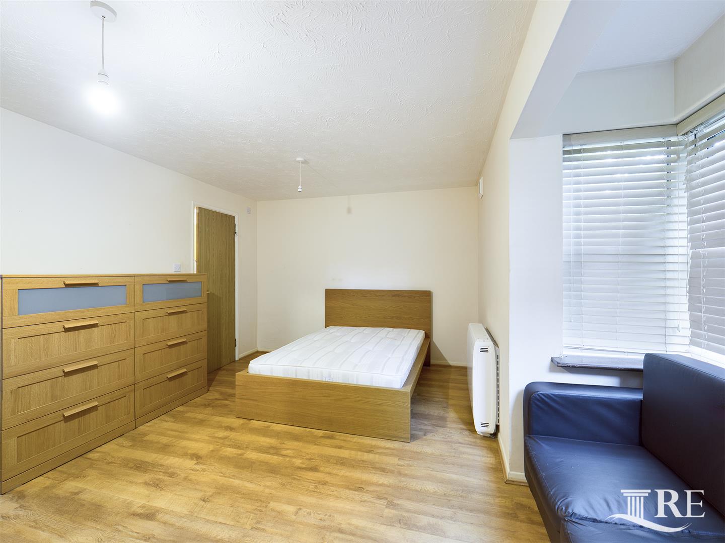 Flat Kingfisher Way in Greater London