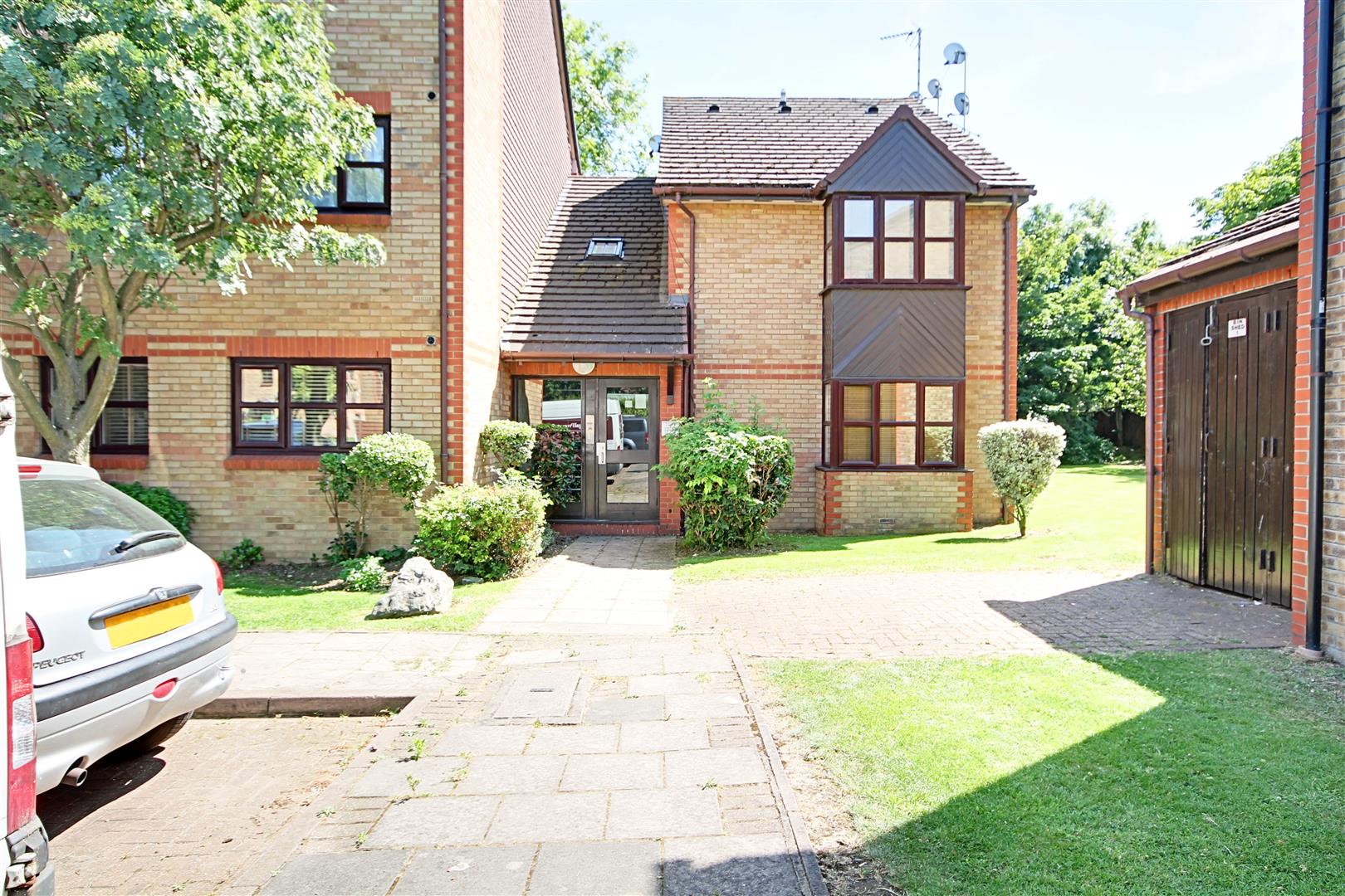 Flat Kingfisher Way in Greater London