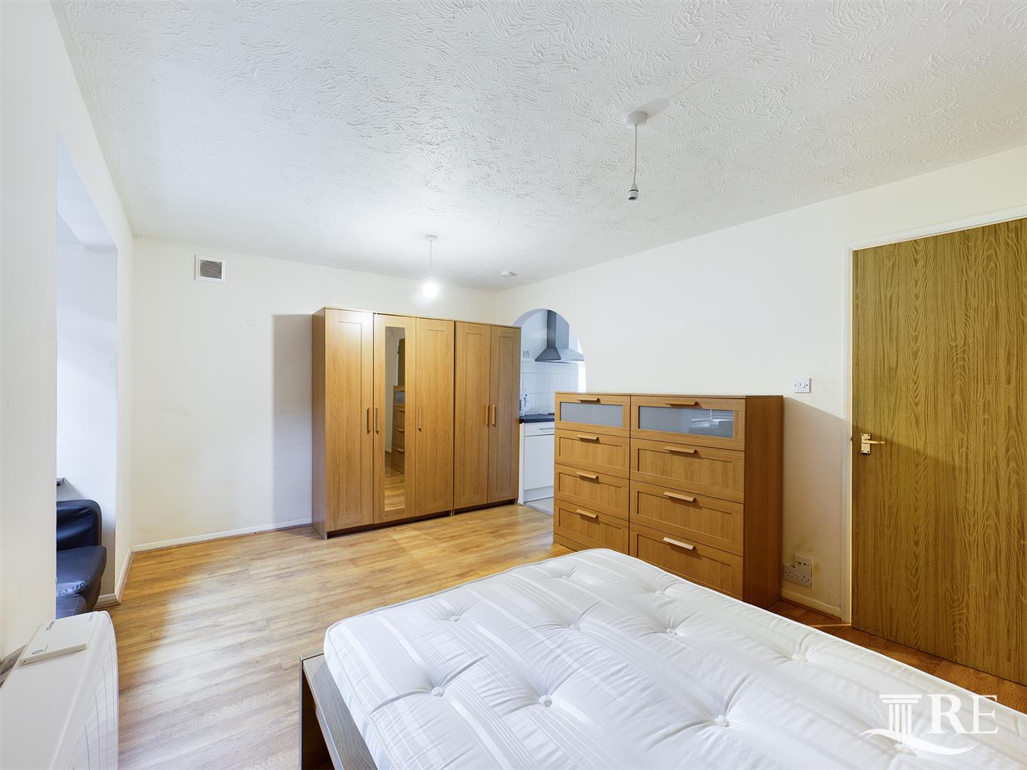 Flat Kingfisher Way in Greater London