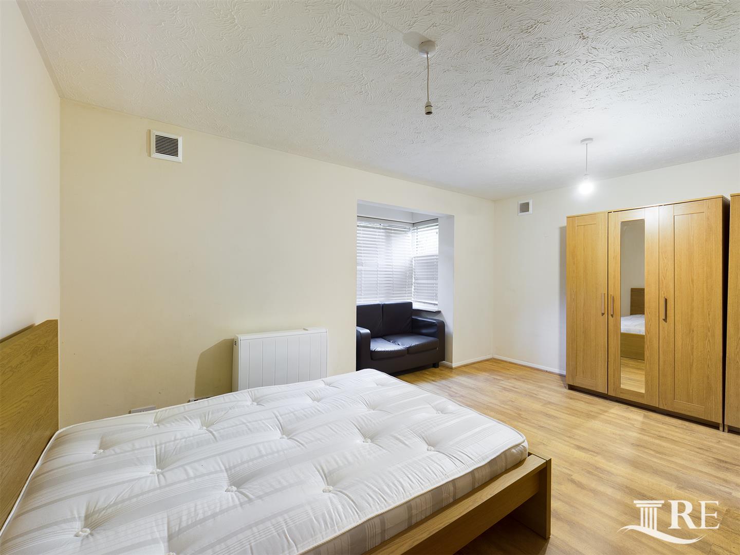 Flat Kingfisher Way in Greater London