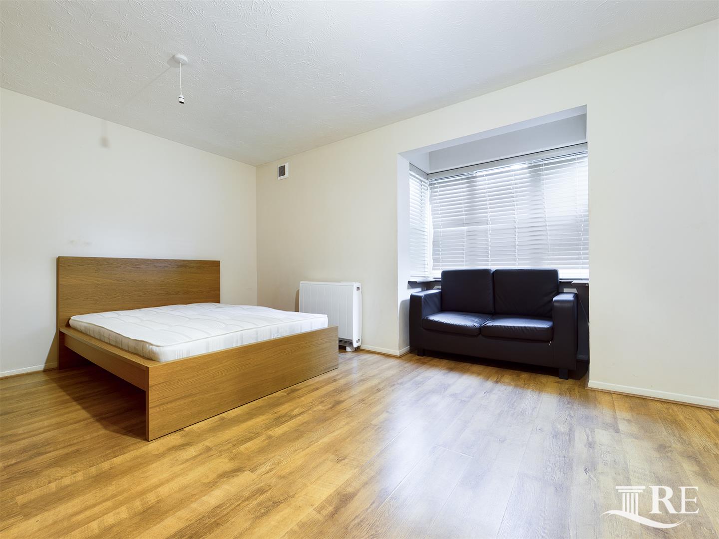 Flat Kingfisher Way in Greater London