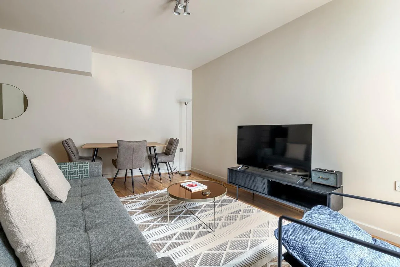 Flat Calvin Street in Greater London