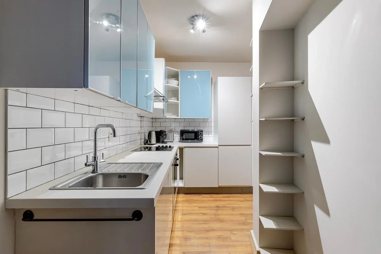 Flat Calvin Street in Greater London