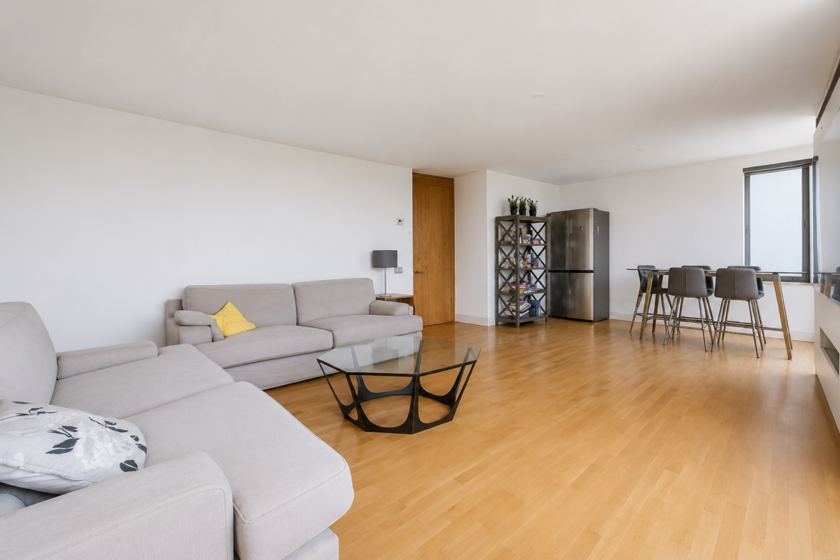 Flat Albert Embankment in Greater London