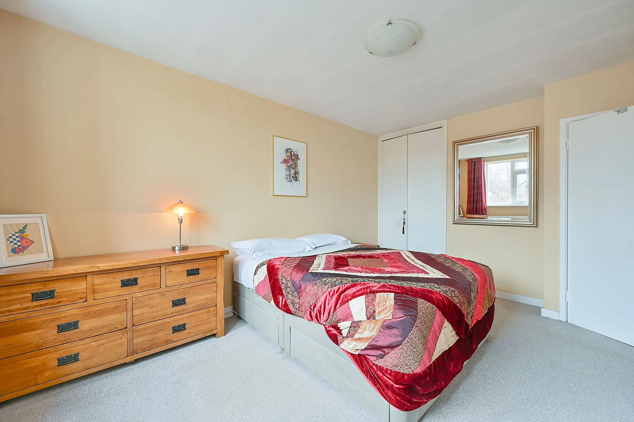 Flat Eaton Rise in Greater London