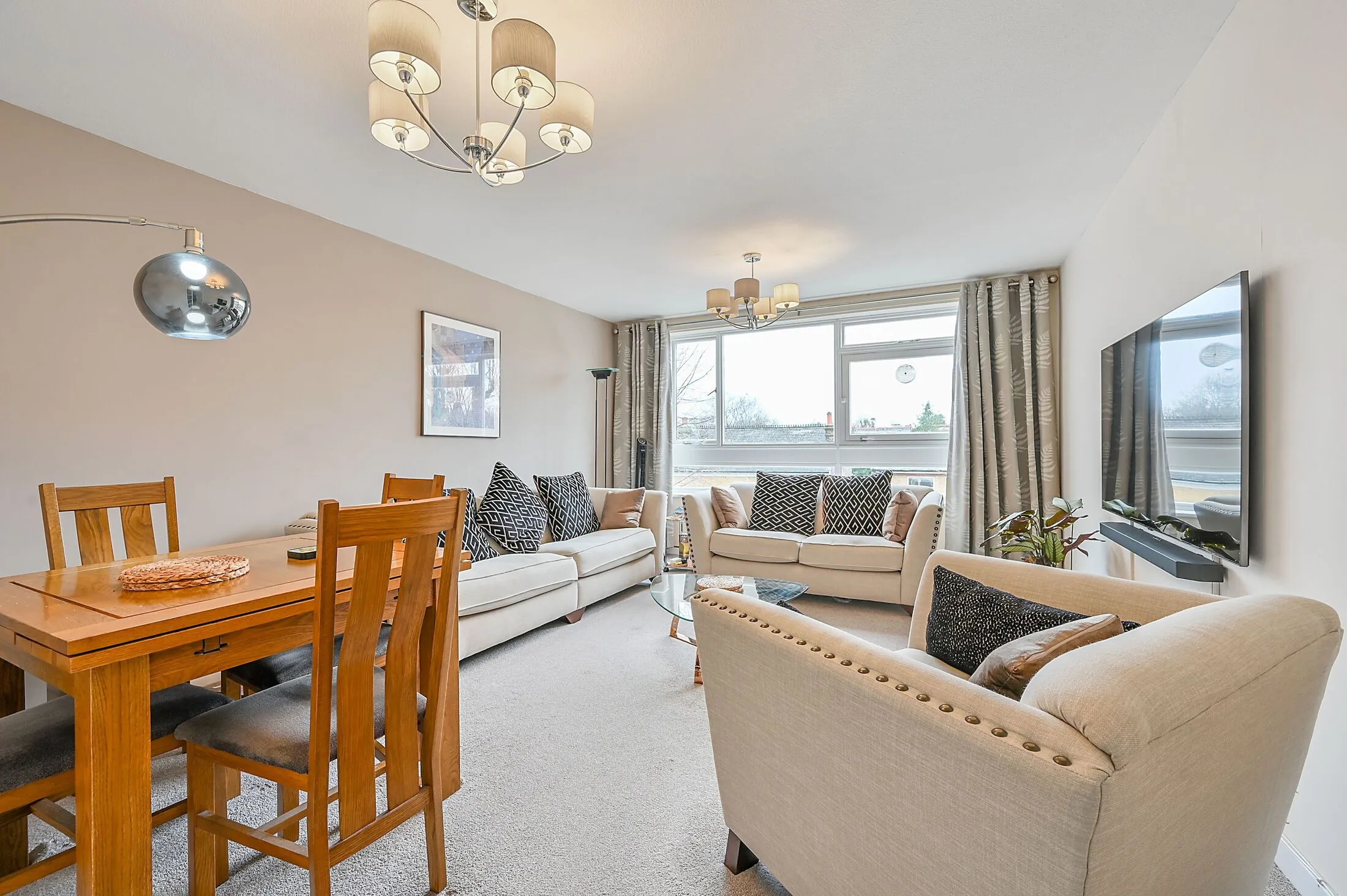 Flat Eaton Rise in Greater London