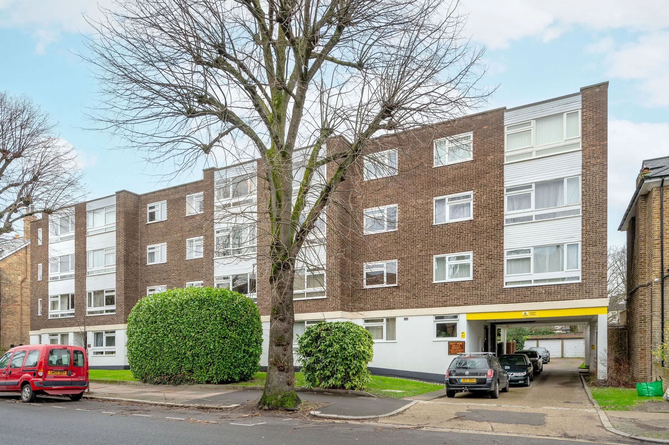 Flat Eaton Rise in Greater London