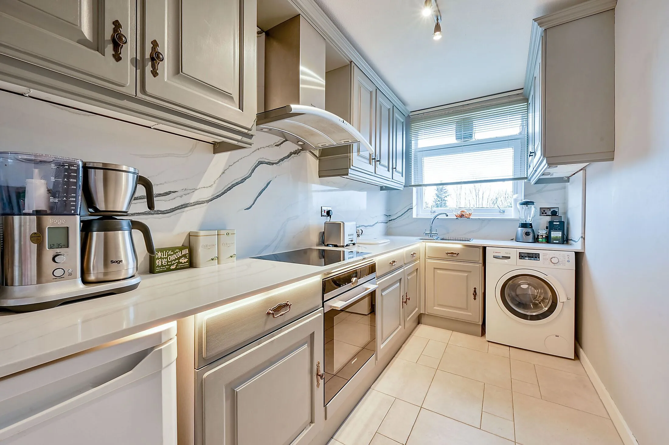 Flat Eaton Rise in Greater London