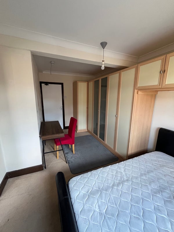 Room Leicester Road in Greater London