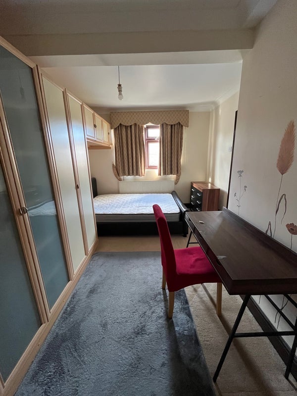 Room Leicester Road in Greater London