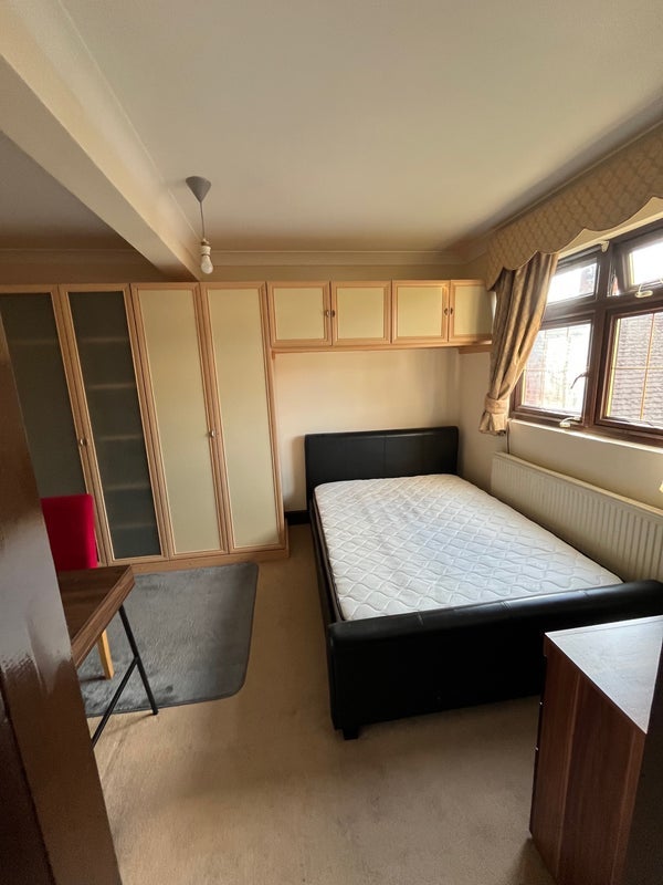 Room Leicester Road in Greater London