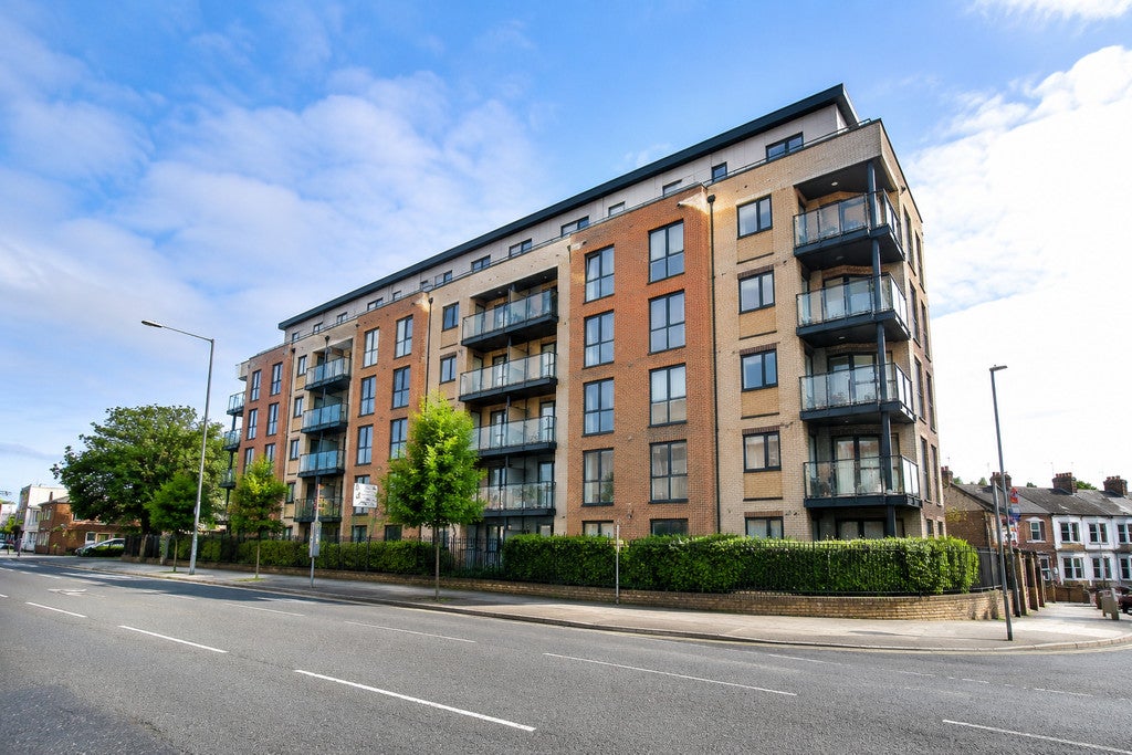 Flat Wakering Road in Greater London