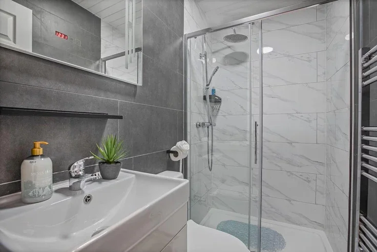 Flat Frithville Gardens in Greater London