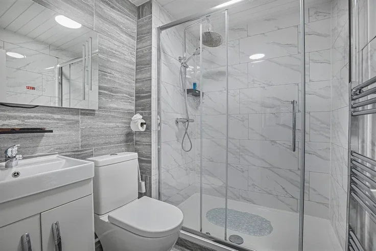 Flat Frithville Gardens in Greater London
