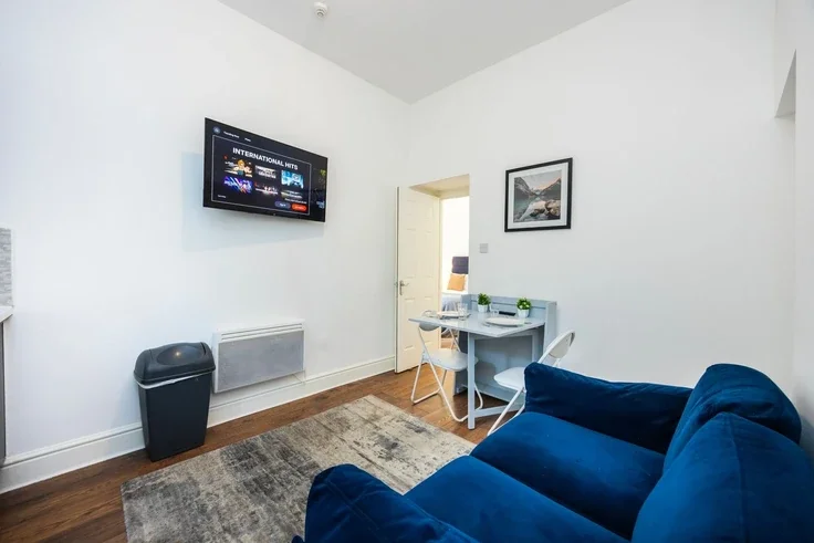 Flat Warwick Road in Greater London