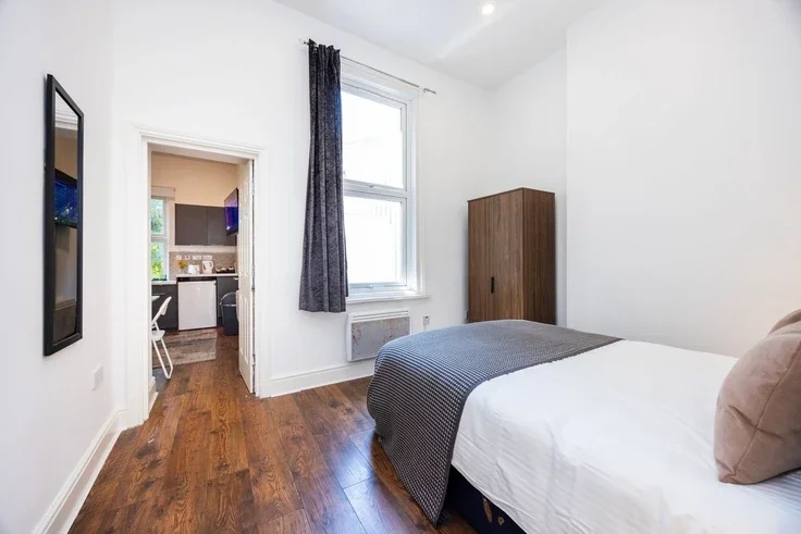 Flat Warwick Road in Greater London