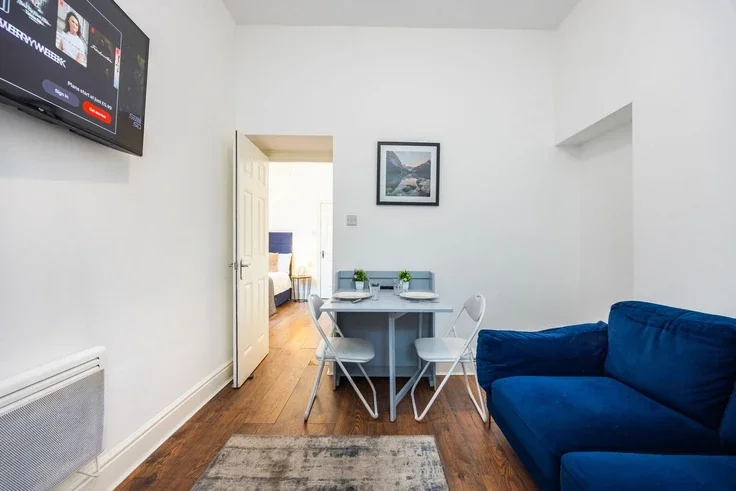 Flat Warwick Road in Greater London