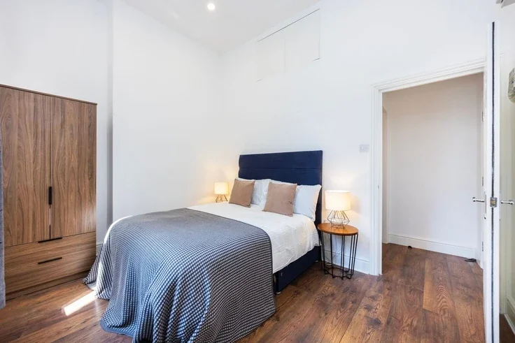 Flat Warwick Road in Greater London