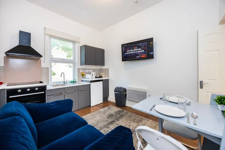 Flat Warwick Road in Greater London