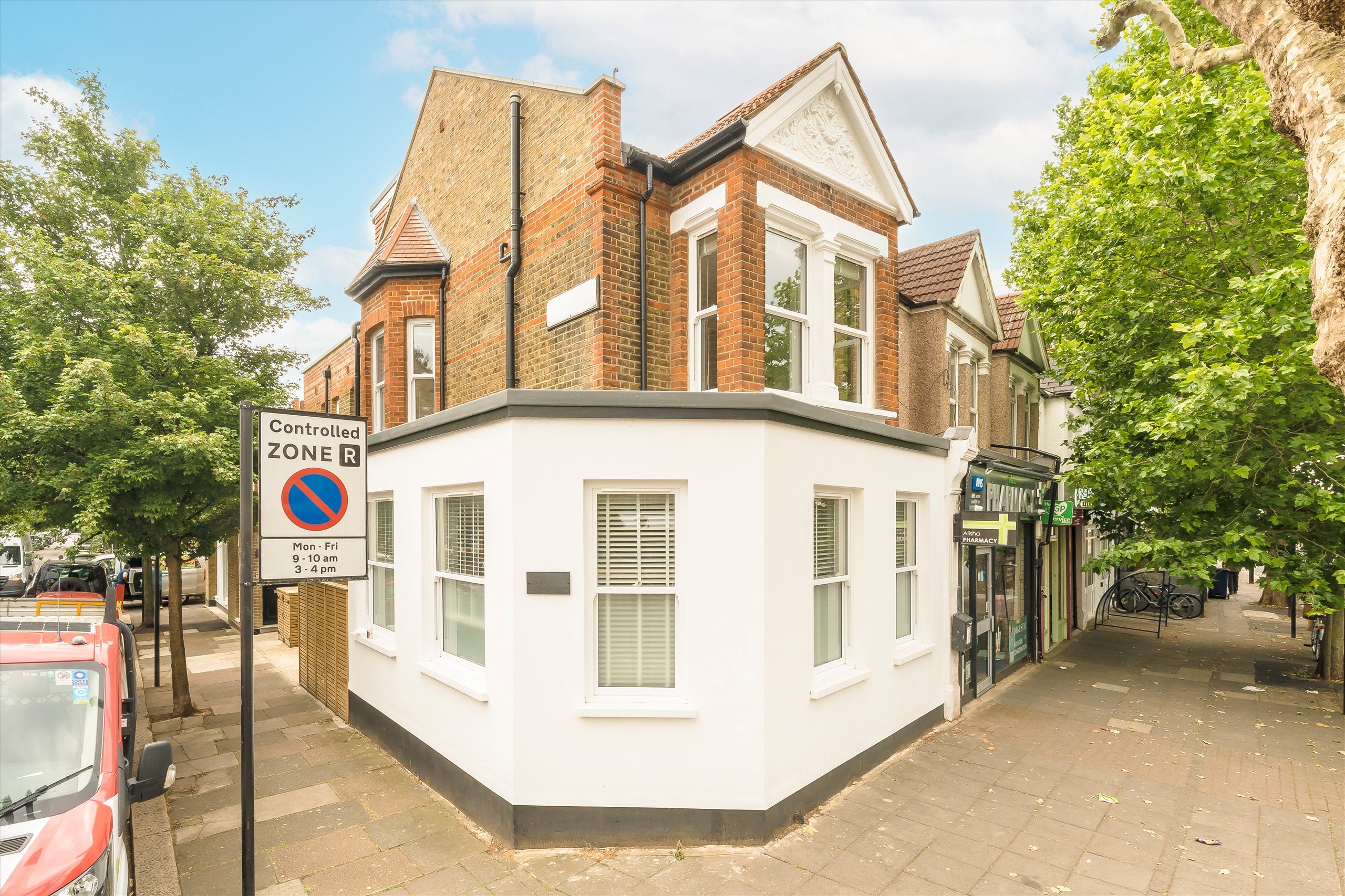Flat Clovelly Road in Greater London