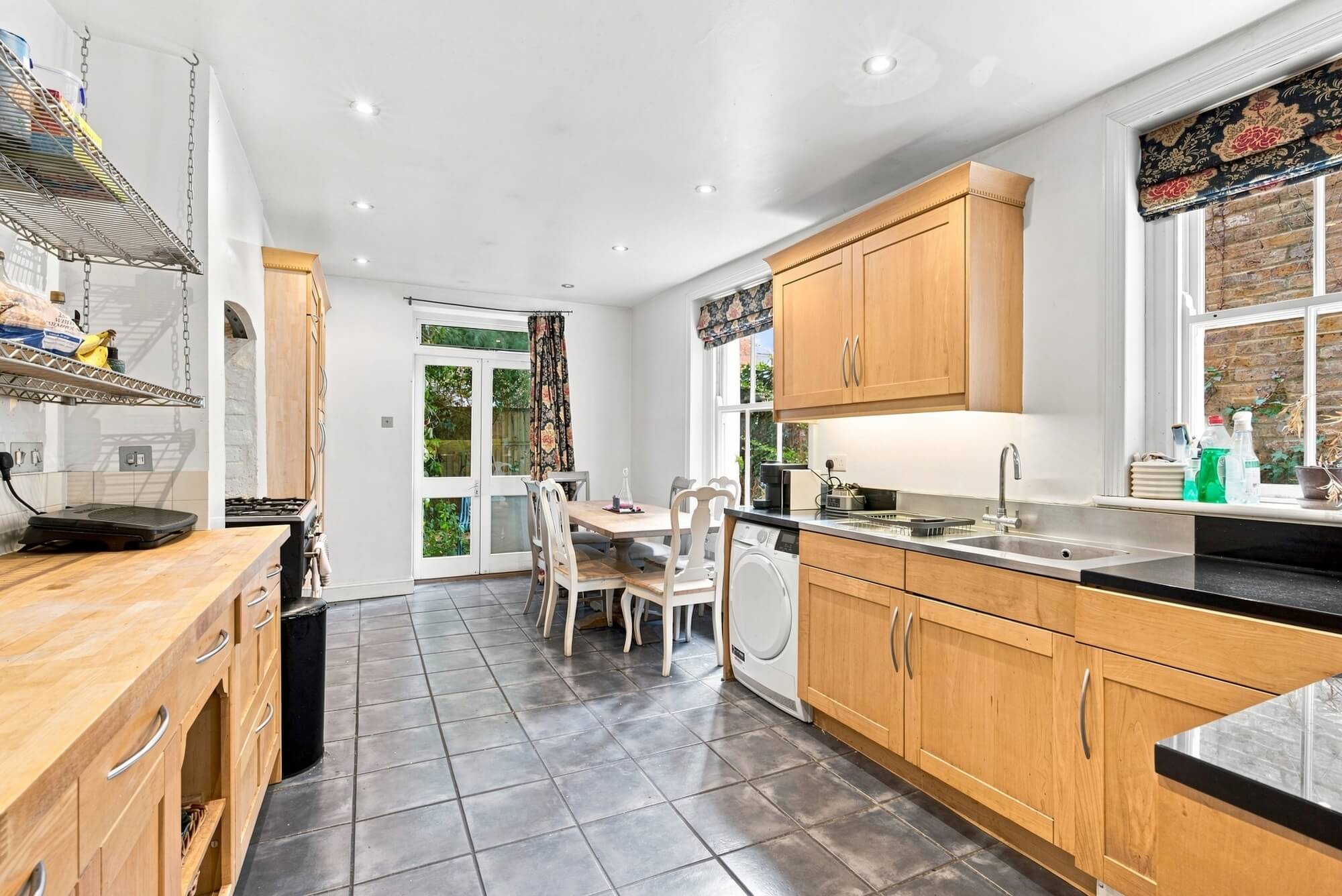 House Broomwood Road in Greater London