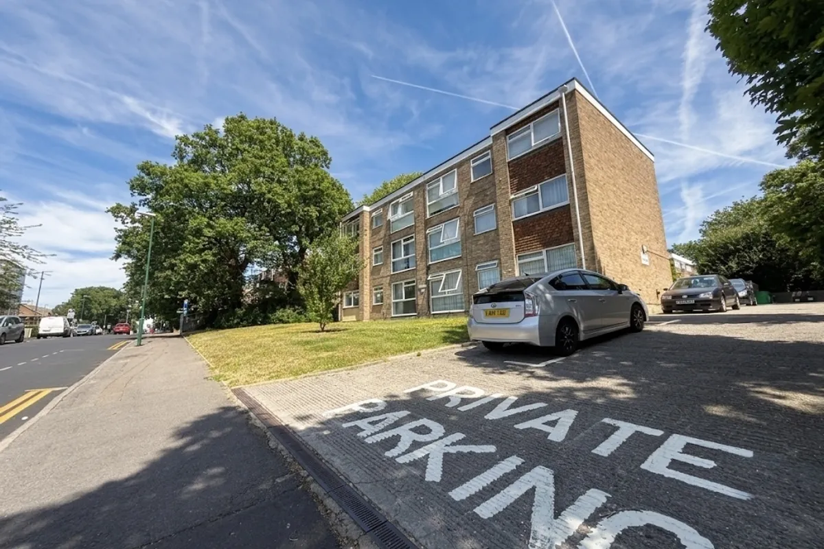 Flat Benhill Wood Road in Greater London