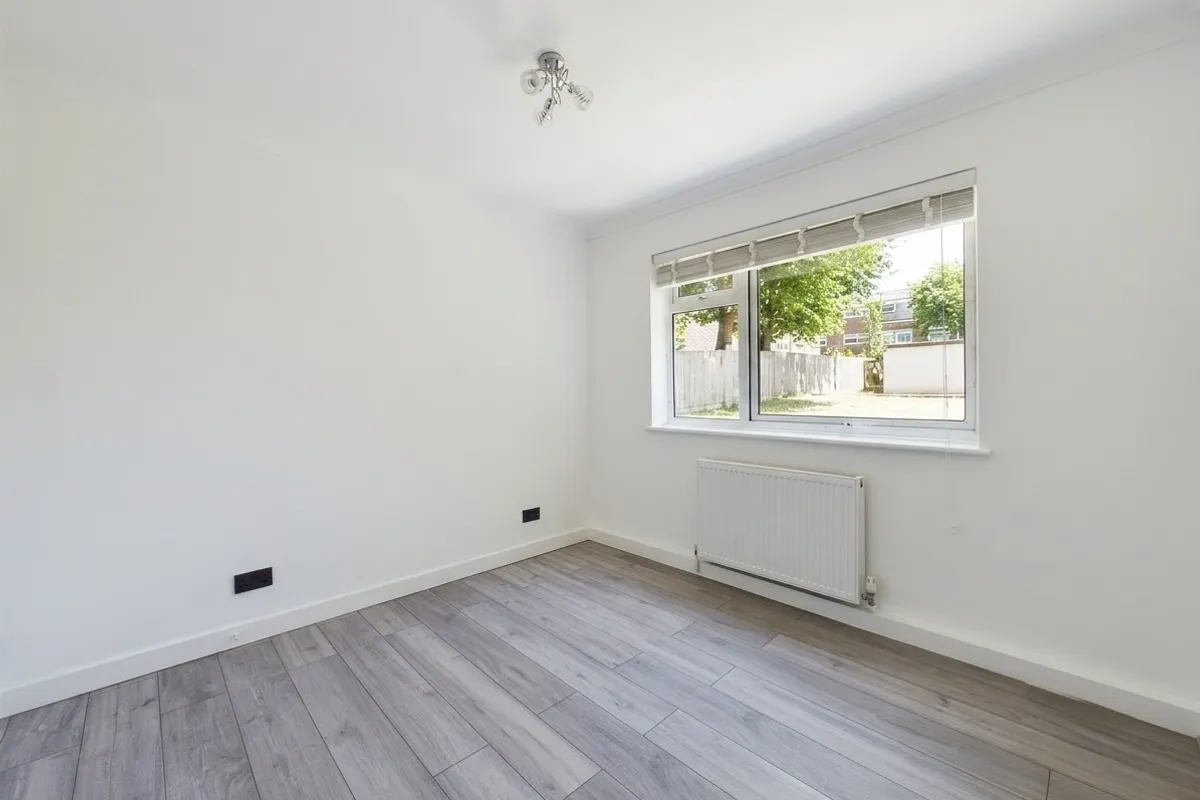 Flat Benhill Wood Road in Greater London