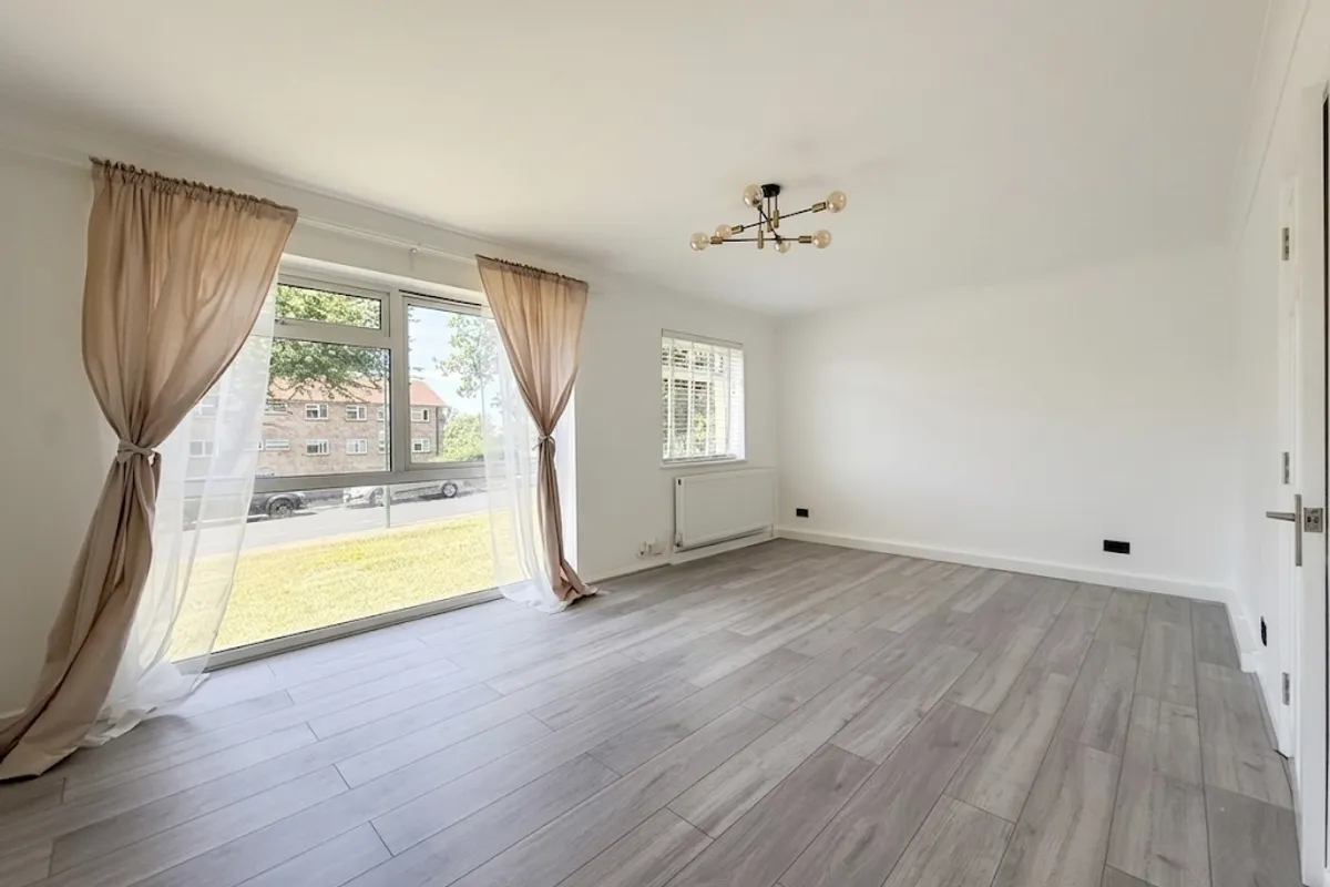 Flat Benhill Wood Road in Greater London