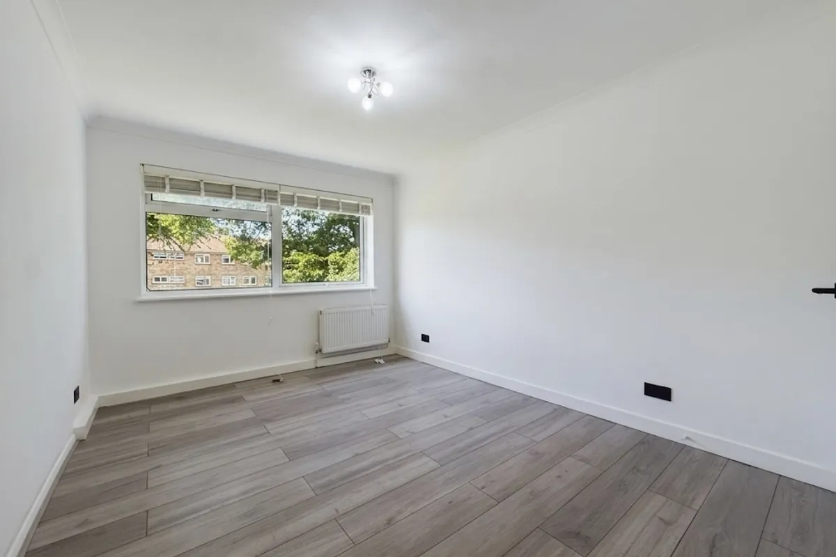 Flat Benhill Wood Road in Greater London