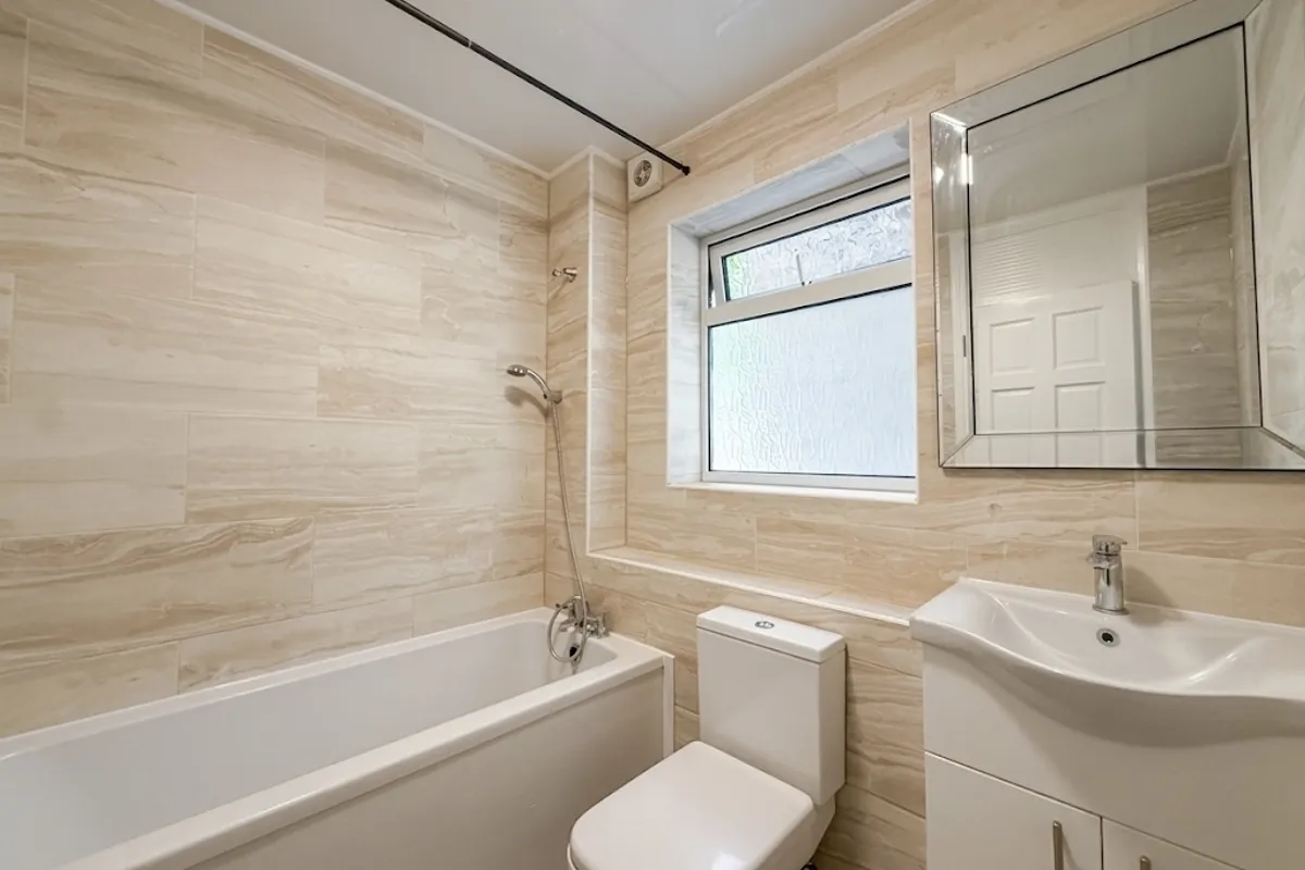 Flat Benhill Wood Road in Greater London