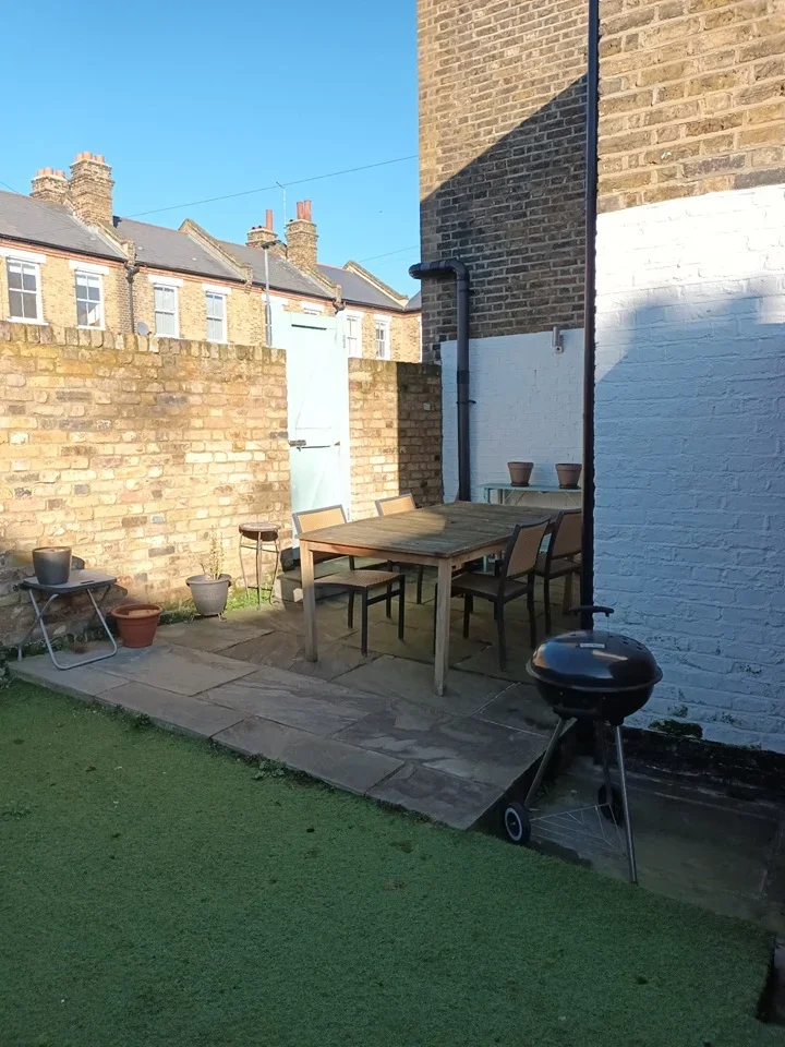 Room Frobisher Street in Greater London