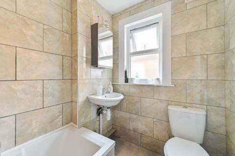 Room Broughton Road in Greater London