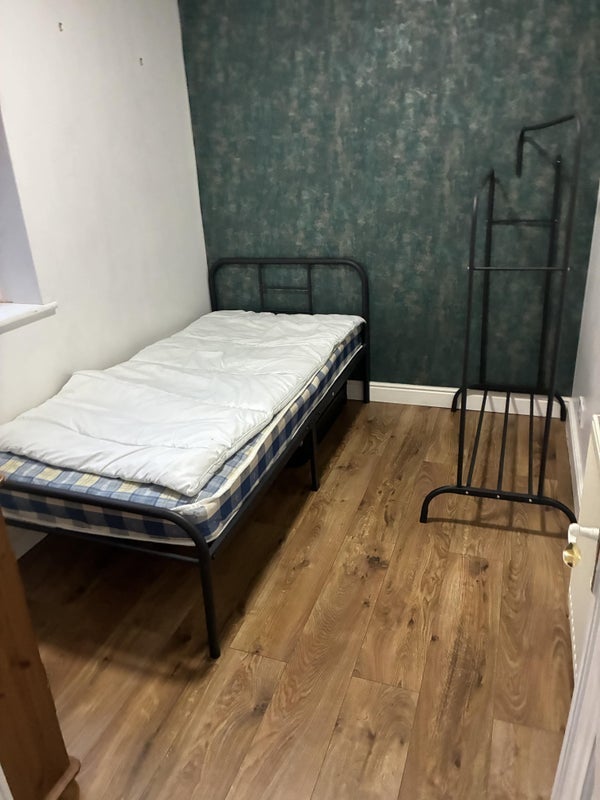 Room Hart Hill Drive in Salford