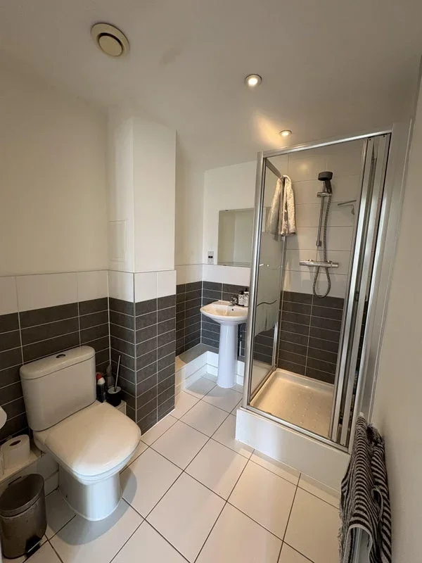 Flat Pancras Way in Greater London
