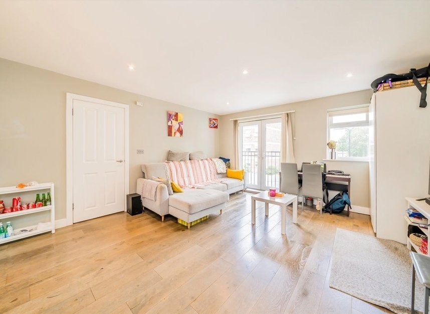 Flat Pinewood Grove in Greater London