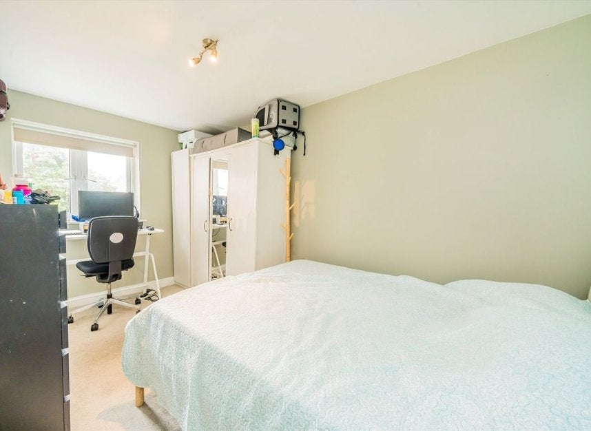 Flat Pinewood Grove in Greater London