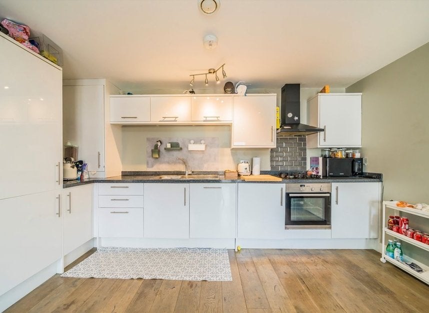 Flat Pinewood Grove in Greater London