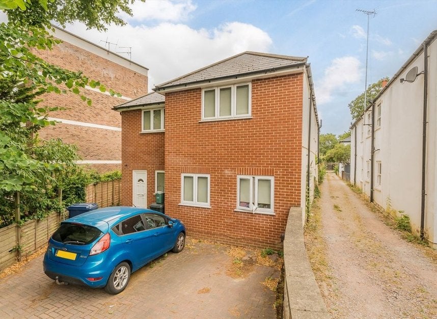 Flat Pinewood Grove in Greater London