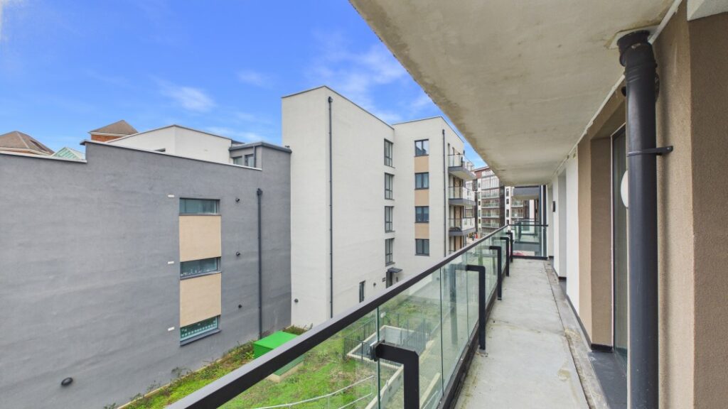 Flat Farnborough Road in Rushmoor