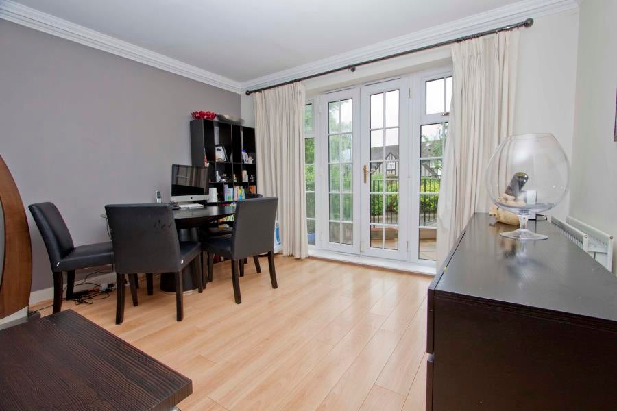 Flat Eastcote Road in Greater London