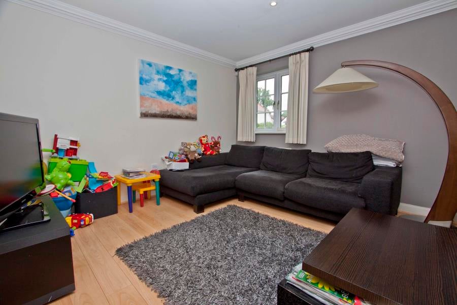 Flat Eastcote Road in Greater London