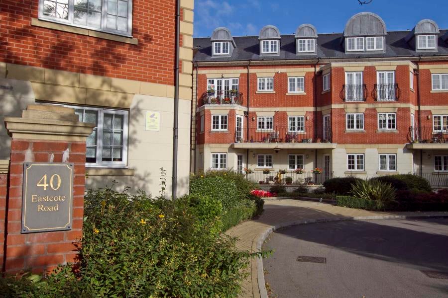 Flat Eastcote Road in Greater London