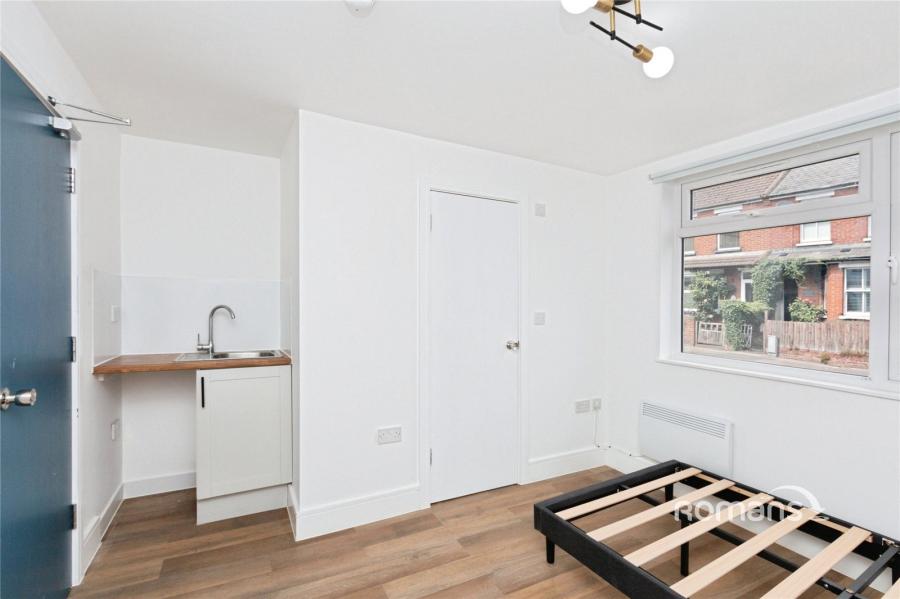Room Ash Road in Rushmoor