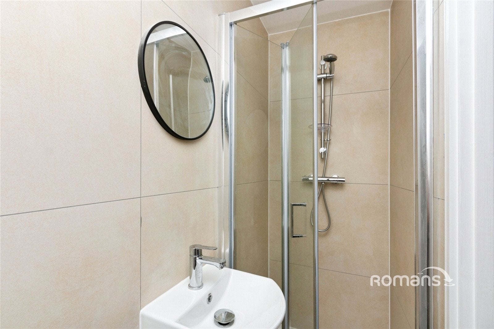 Room Ash Road in Rushmoor