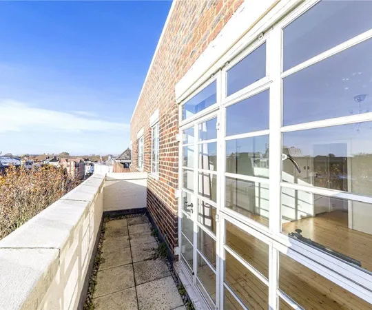 Flat Sheen Road in Greater London