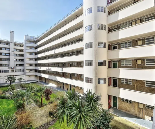 Flat Sheen Road in Greater London