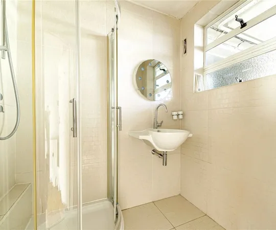 Flat Sheen Road in Greater London