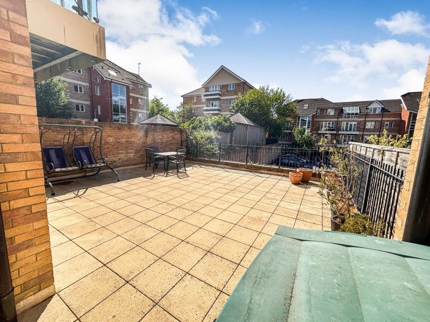 Flat Branagh Court in Reading