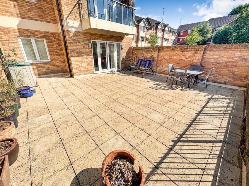 Flat Branagh Court in Reading
